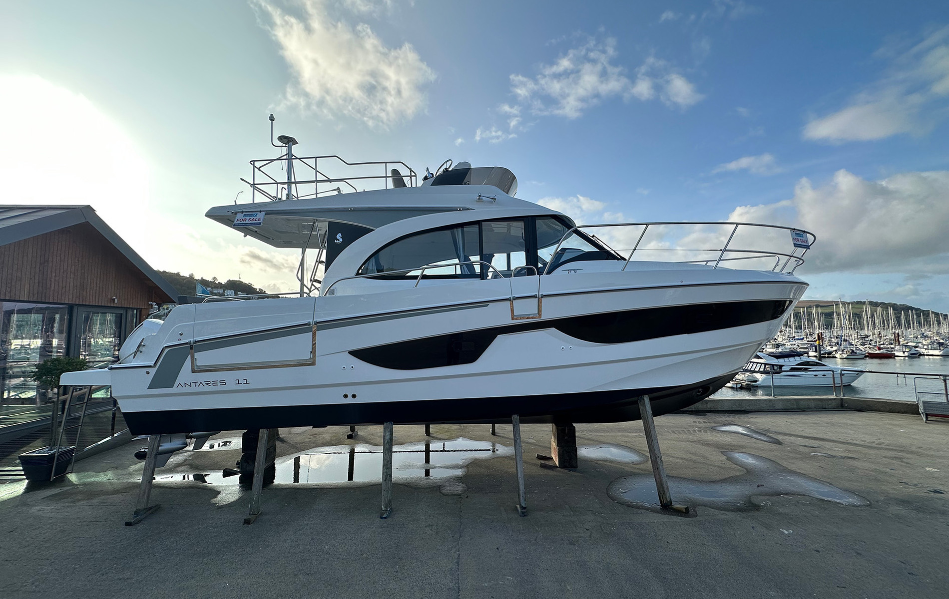 The 2024 ANTARES 11 FLY by Beneteau Outboard